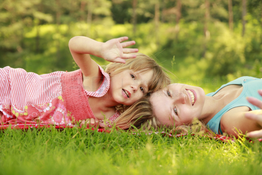 妈妈和她的小女儿在草地上玩アウトドア フィールドに愛のカップル
