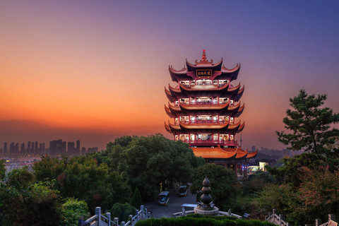 黄河鹤塔在暮色中, 中国传统的多层塔楼位于佘山 (蛇山) 的武汉, 湖北, 中国, 4 在塔上的中文字母是 