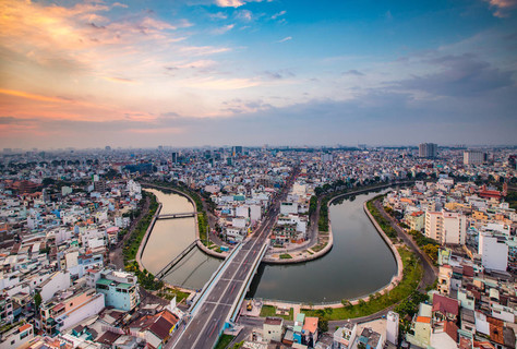 皇家高品质免费股票图像鸟瞰越南胡志明市。沿着河边的美丽摩天大楼, 越南胡志明市城市发展的顺利进行