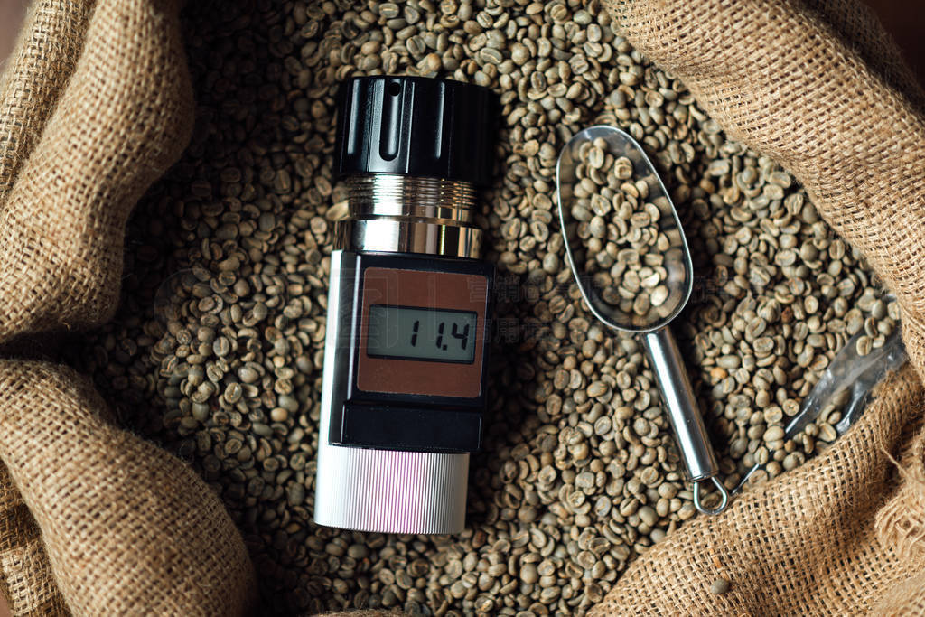 device for measuring the humidity of coffee beans in a bag with