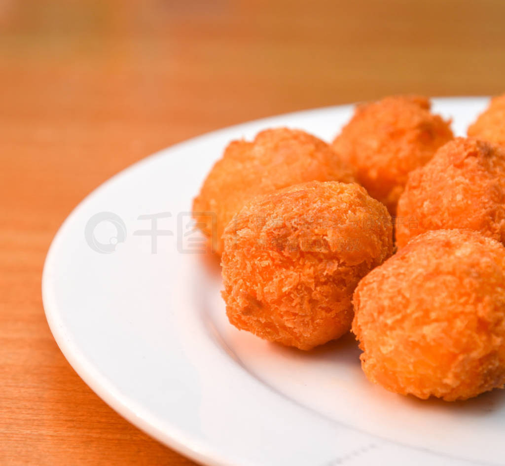 Cheese balls, Breaded mozzarella cheese balls with tomato