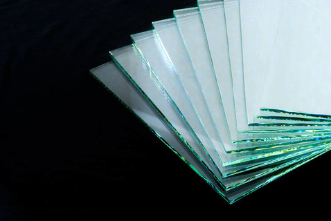 工厂生产的薄板钢化玻璃板切割成尺寸