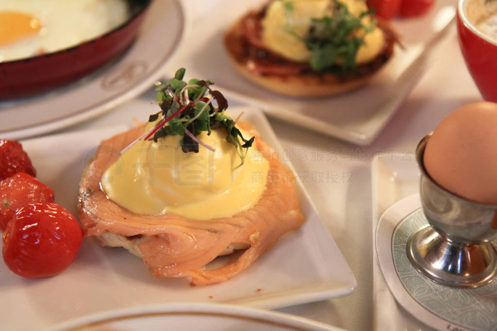 Egg Benedict with ham, spinach and hollandaise sauce