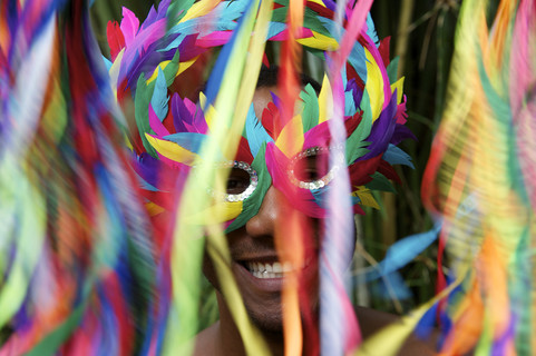 多彩的里约热内卢狂欢节微笑面具的巴西人