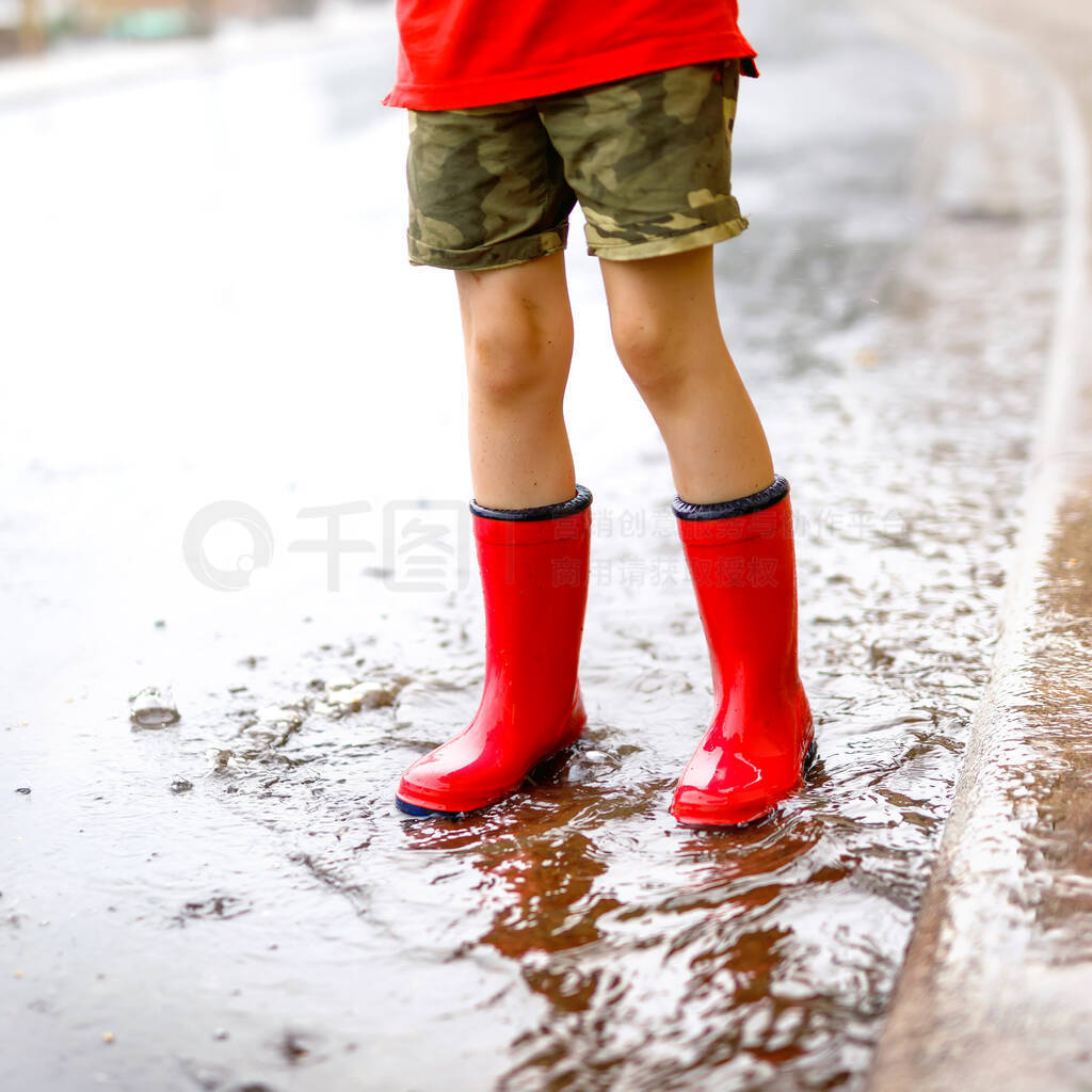 小男孩奔跑通过水坑 室外的夏天 库存照片. 图片 包括有 本质, 童年, 求知欲, 橡胶, 少许, 使用 - 90240748