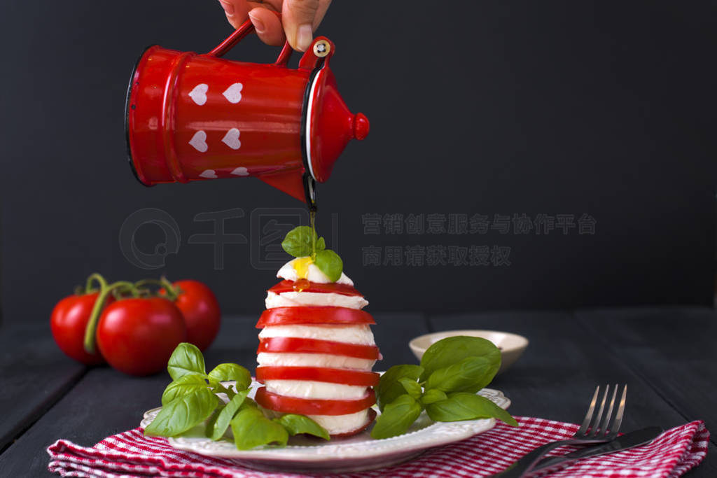 ͳ Caprese ɳƬ, Һںڰı, رաCaprese ɳ, кˡ