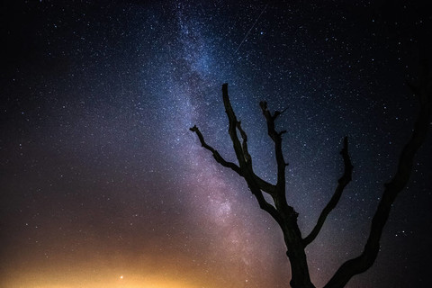 晴朗的星空在一個黑暗的夜晚,有機會在天空中出現英仙座流星雨的一顆