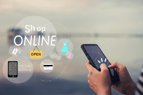 女性手使用智能手机做网上销售的人在线购物与聊天框购物车美元图标弹出。 社交媒体制造概念。