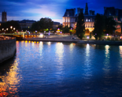 重点出波光粼粼城市背景下的巴黎，法国