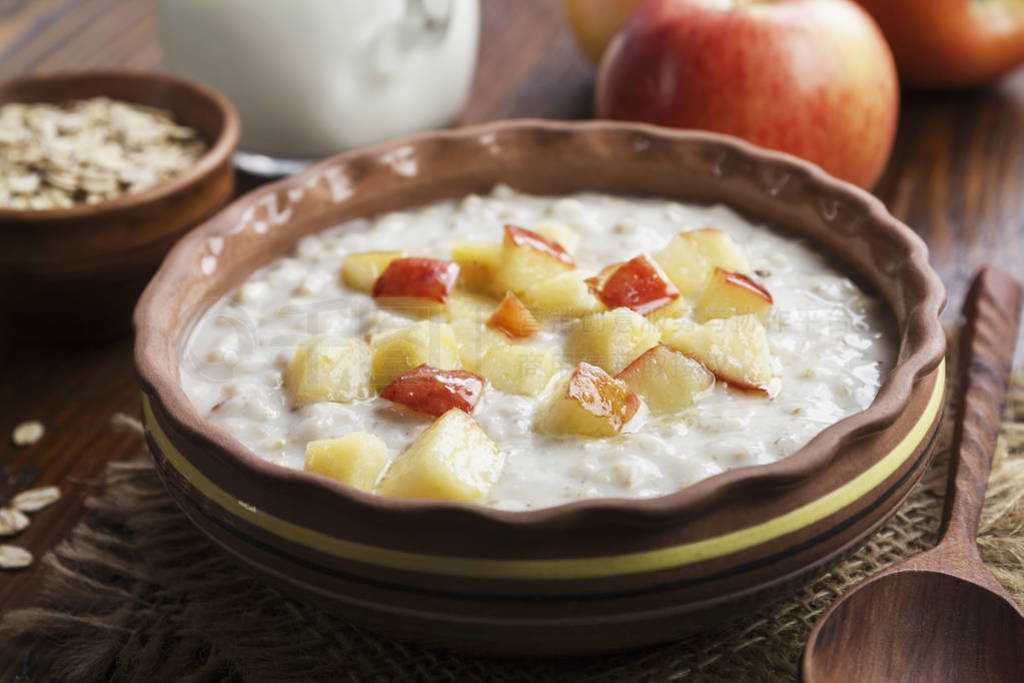 Oatmeal with caramelized apples