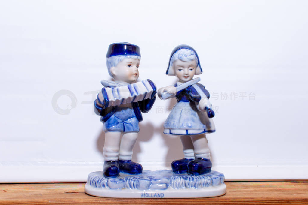 Delft Blue Figurine of Dutch couple playing music on a violin