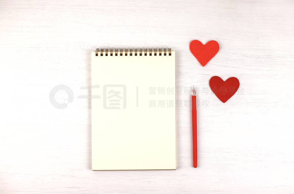 Empty note pad with felt Valentines hearts.