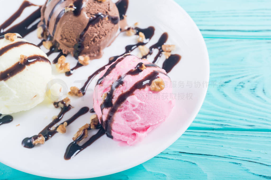 Ice cream with walnuts and chocolate topping