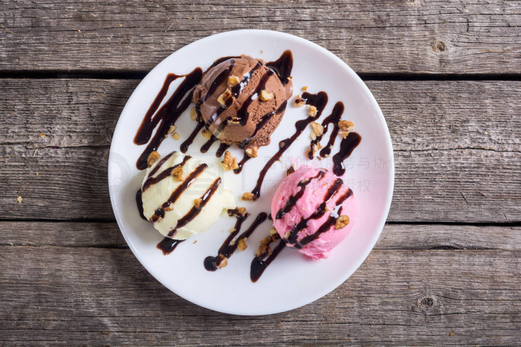 Ice cream with walnuts and chocolate topping