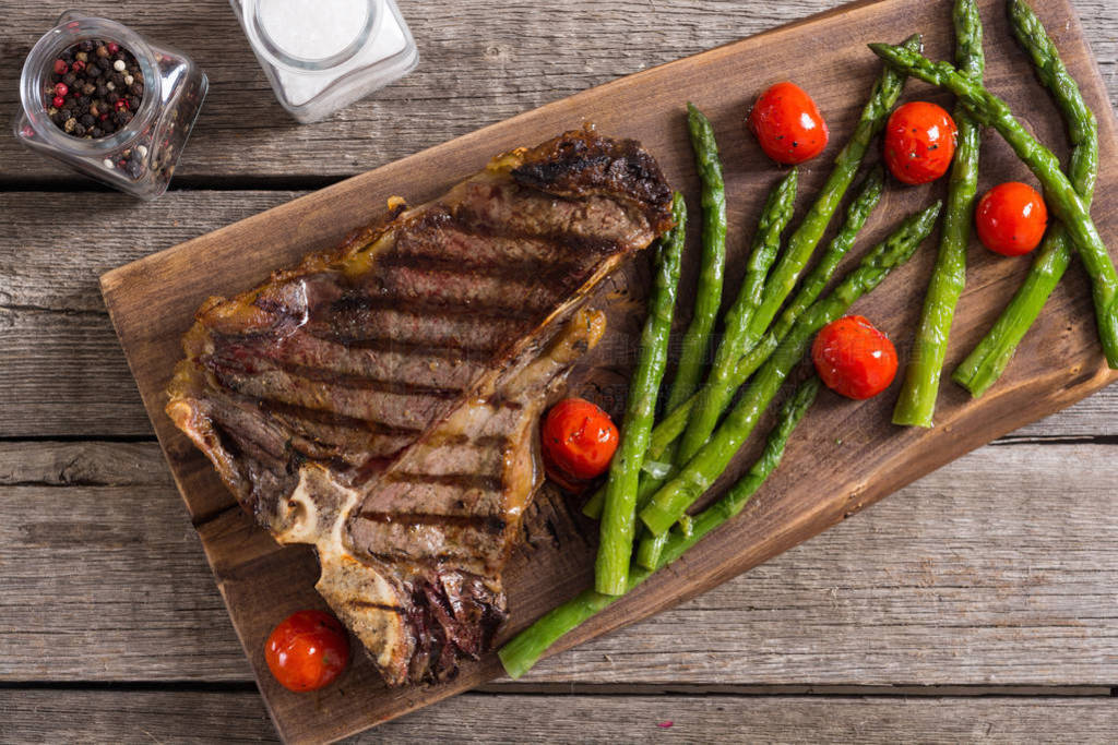 Grilled T-bone steak with asparagus and cherry tomatoes
