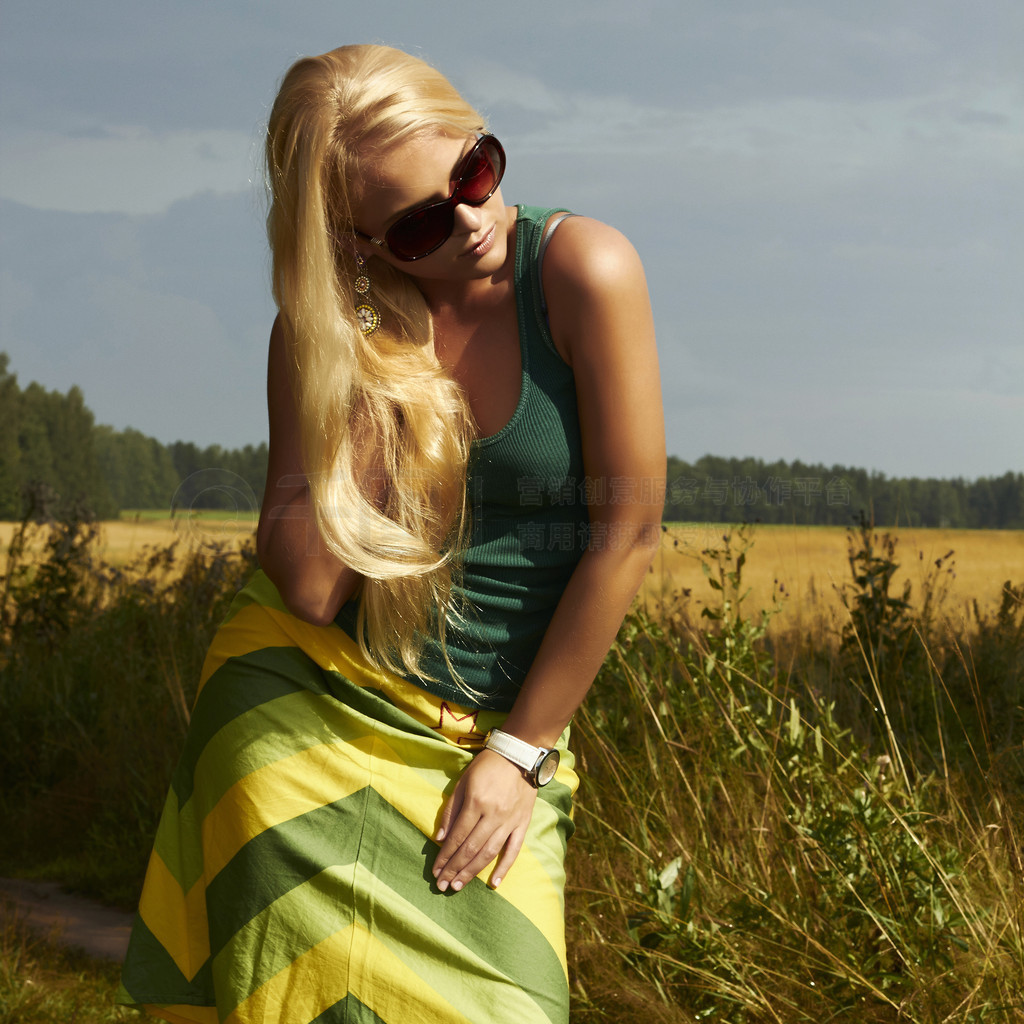 ĽŮ field.beauty woman.sunglasses.nature 