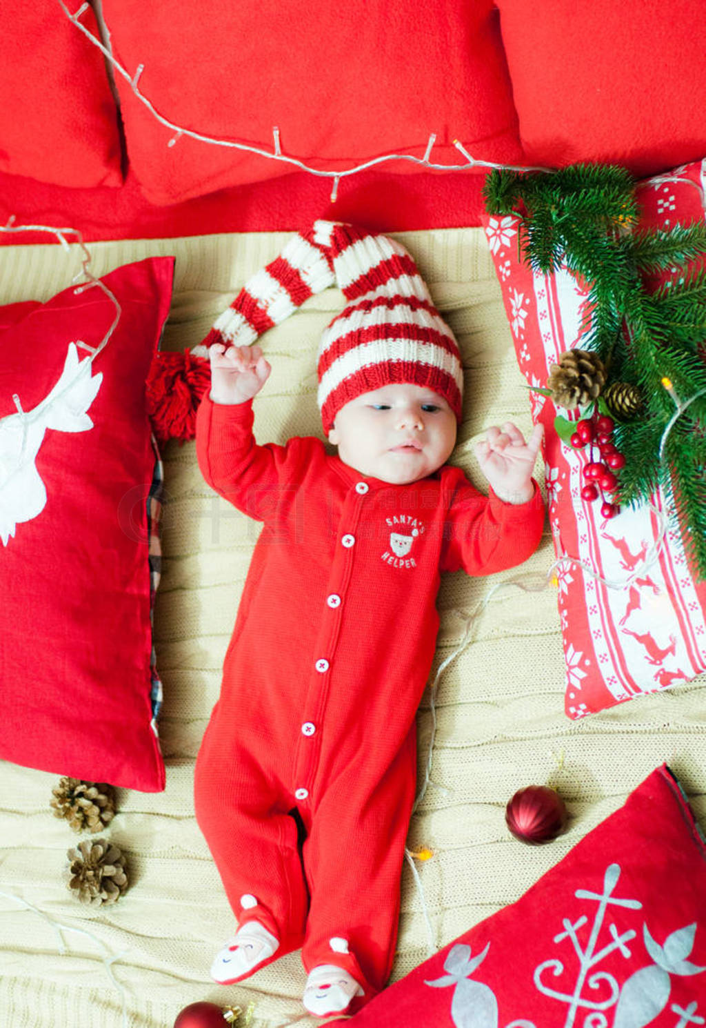 s holidays. Baby with santa hat with gift. Santa baby. - Bilder