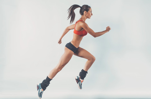 积极运动的年轻运行女人跑步运动员副本空间侧视图概念运动健康健身损失重量有氧运动训练慢跑锻炼健康