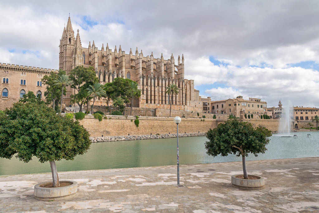 Parque del Mar and Palma Cathedral in Palma de Mallorca, Spain