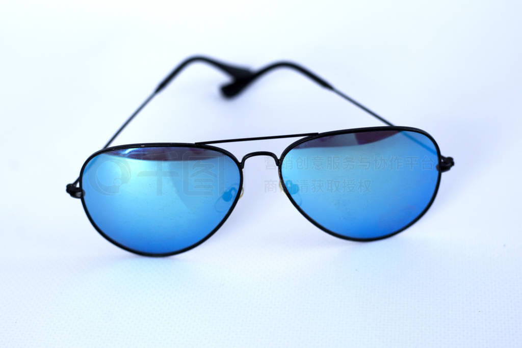 Blue mirrored sunglasses with anti-reflective coating and UV pro