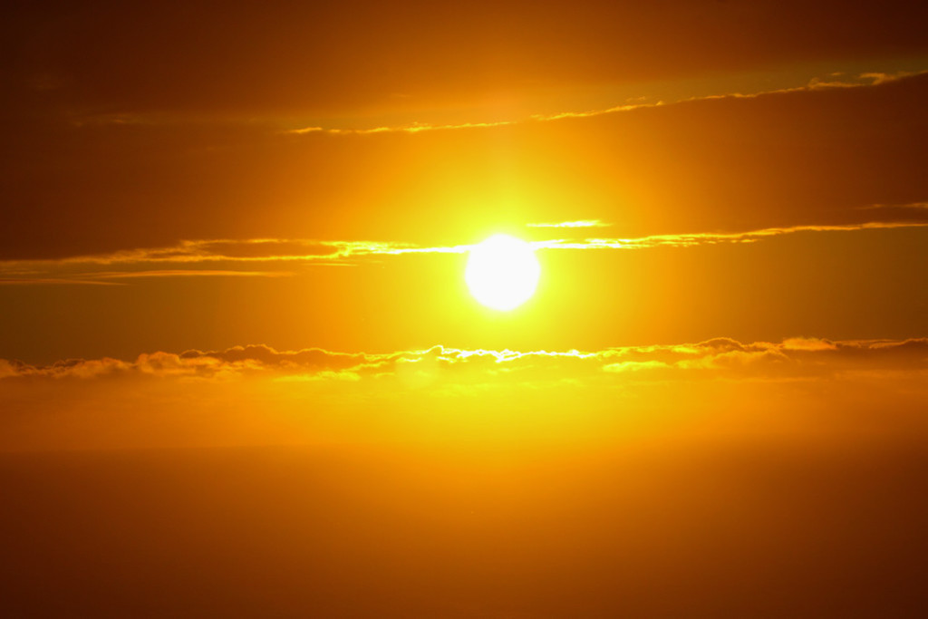 太阳与橘红色的天空