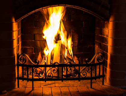首页火燃烧的壁炉。季节性和假日火