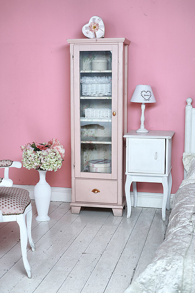 舒适时尚的老式的角落的地板花瓶的粉色卧室