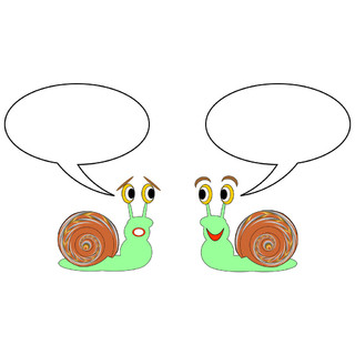 有两个可爱的卡通蜗牛谈泡沫