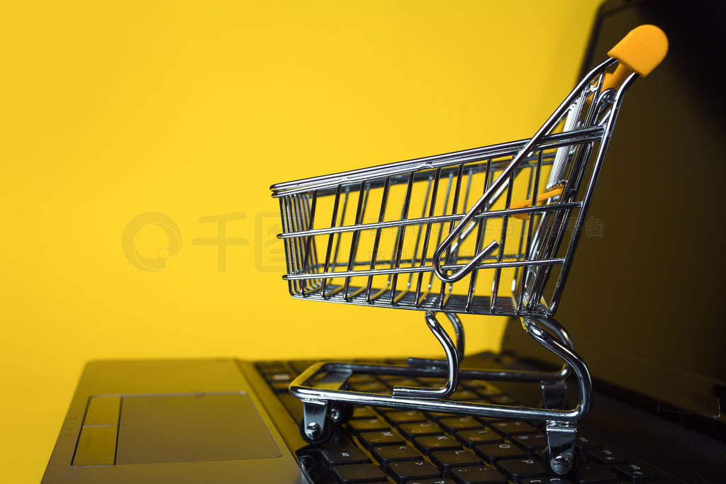 End of online sales. Online shopping, shopping cart on laptop ke