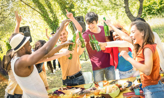 年轻的多种族朋友敬酒晚宴烧烤花园聚会-友谊与快乐的人在后院夏令营玩乐的概念 — — 食品和饮料花式 dj 音乐与啤酒在户外设置