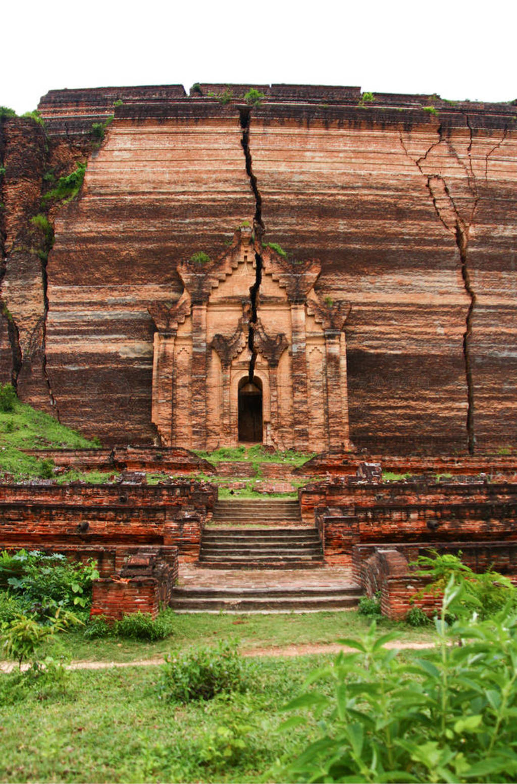 Big entrance with a huge crack of a temple at the