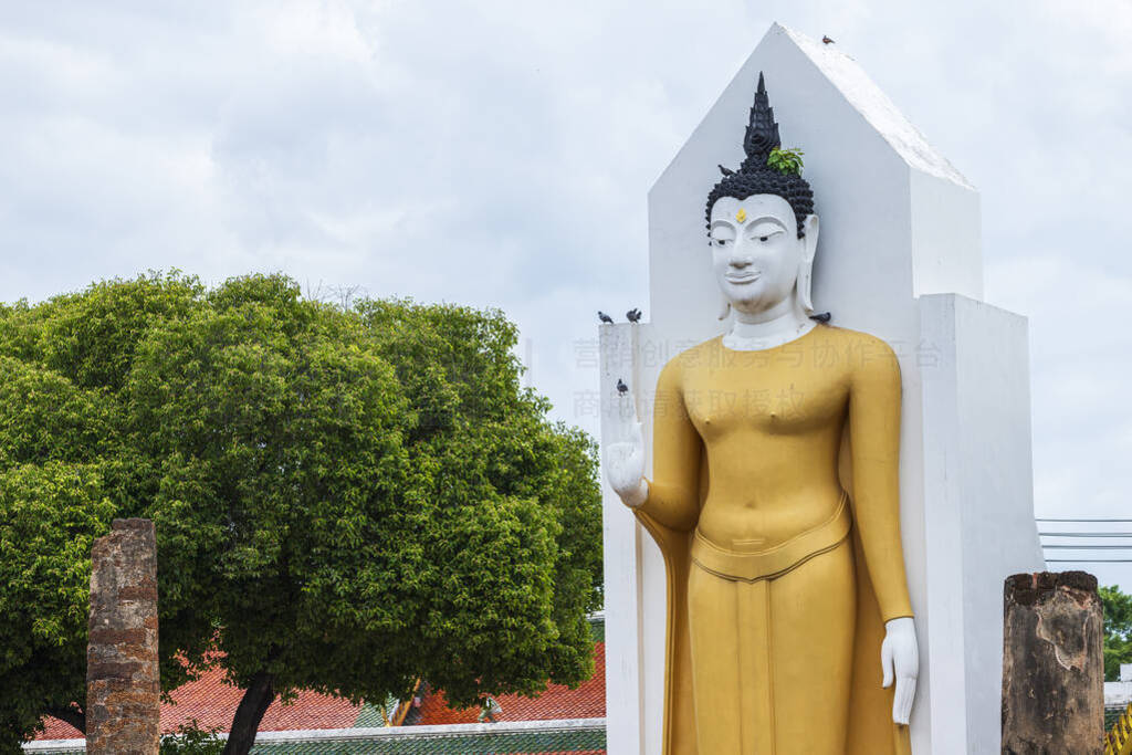 Buddha statue at Wat Phra Si Rattana Mahathat also colloquially