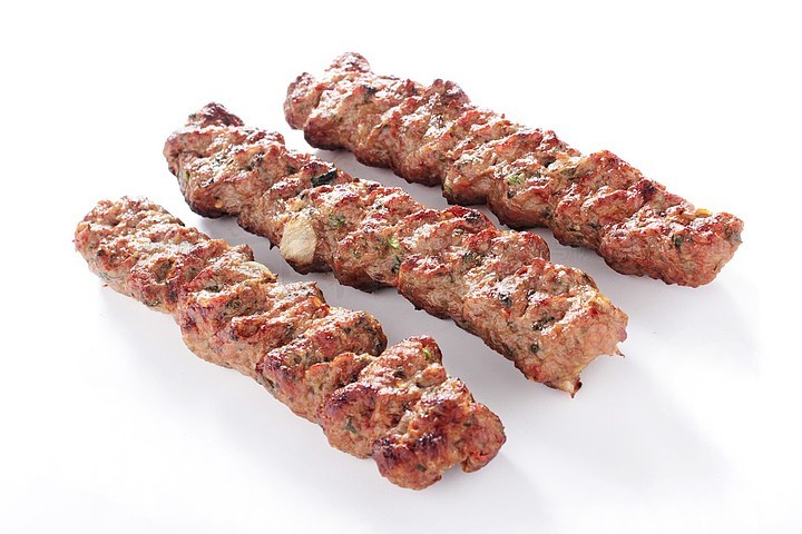 70白色背景上孤立的印度希什 kofte 康宝肉串750康