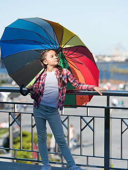 彩色配件女孩可爱的孩子长头发带着伞散步积极乐观的观念