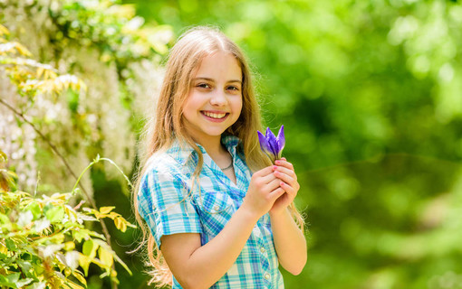 女孩可爱可爱可爱的青少年自然背景夏日花园里的花