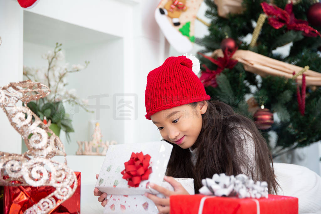 Little asian girl smling open gift box celebrate Christmas eve,