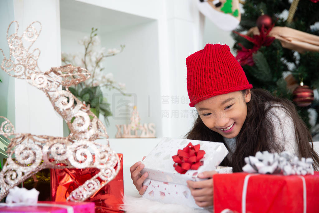 Little asian girl smling open gift box celebrate Christmas eve,