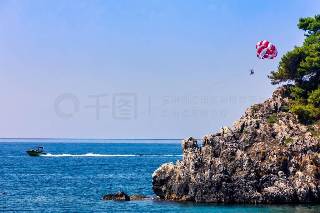 Fly a parachute over the sea, paraglider flying over the sea.