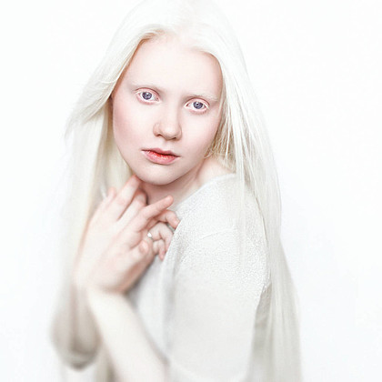 白皇后女孩与白色皮肤,自然的双唇,白头发照片脸上浅色的背景