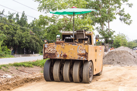 老黃壓路機