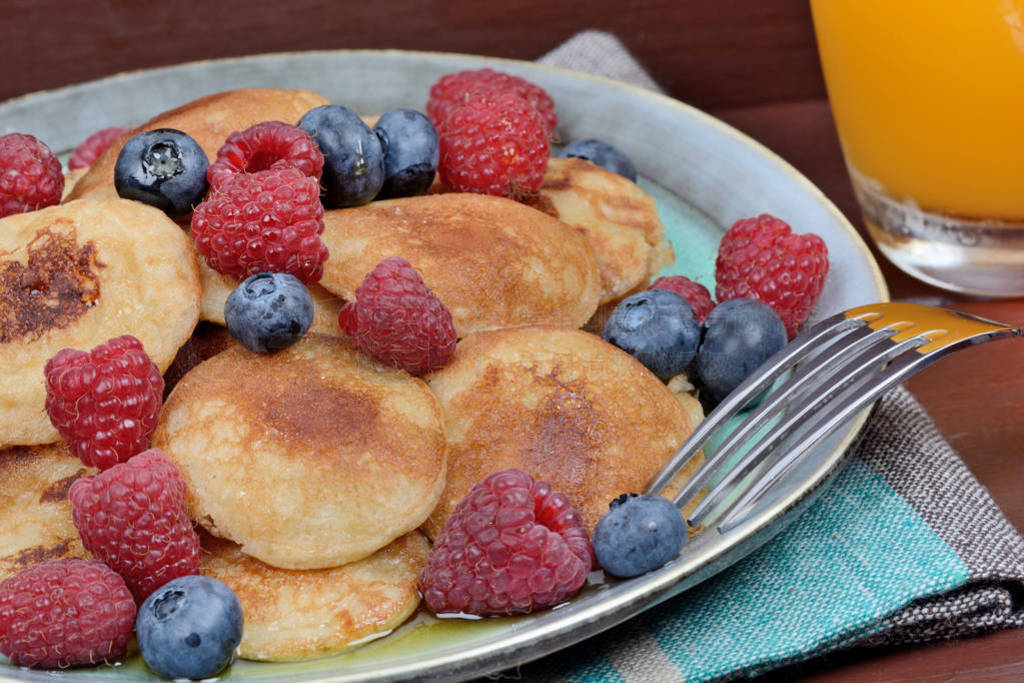 Pancakes with maple syrup and berry