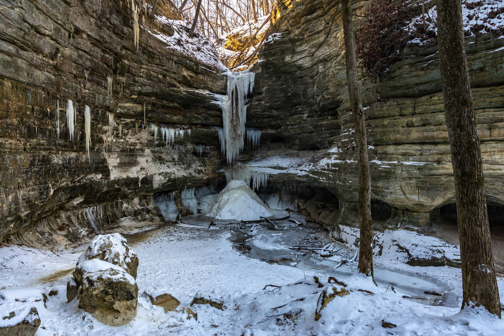 Frozen waterfall in St. Louis Canyon. Starved Rock State Park,