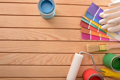 五颜六色的油漆罐打开和工具在木桌上，以翻新材料和做家庭工作。 家庭DIY概念。 上面的风景。 水平构图。