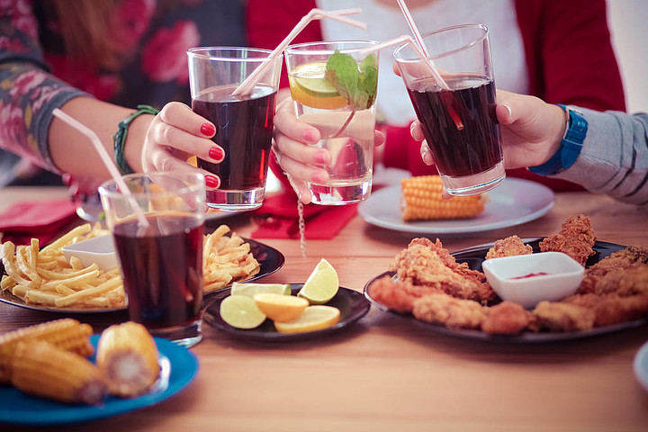顶视图的一群人在一起时坐在木桌吃饭在桌子上的食物人们吃快餐