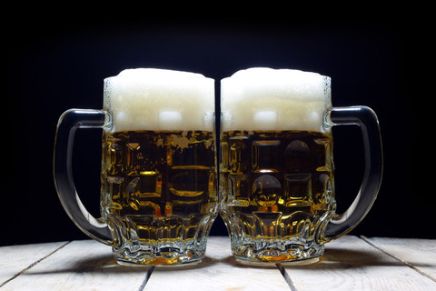 两杯啤酒图片实拍图片