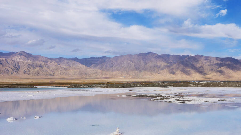 Beautiful nature landscape view of Emerald Salt Lake in Qinghai