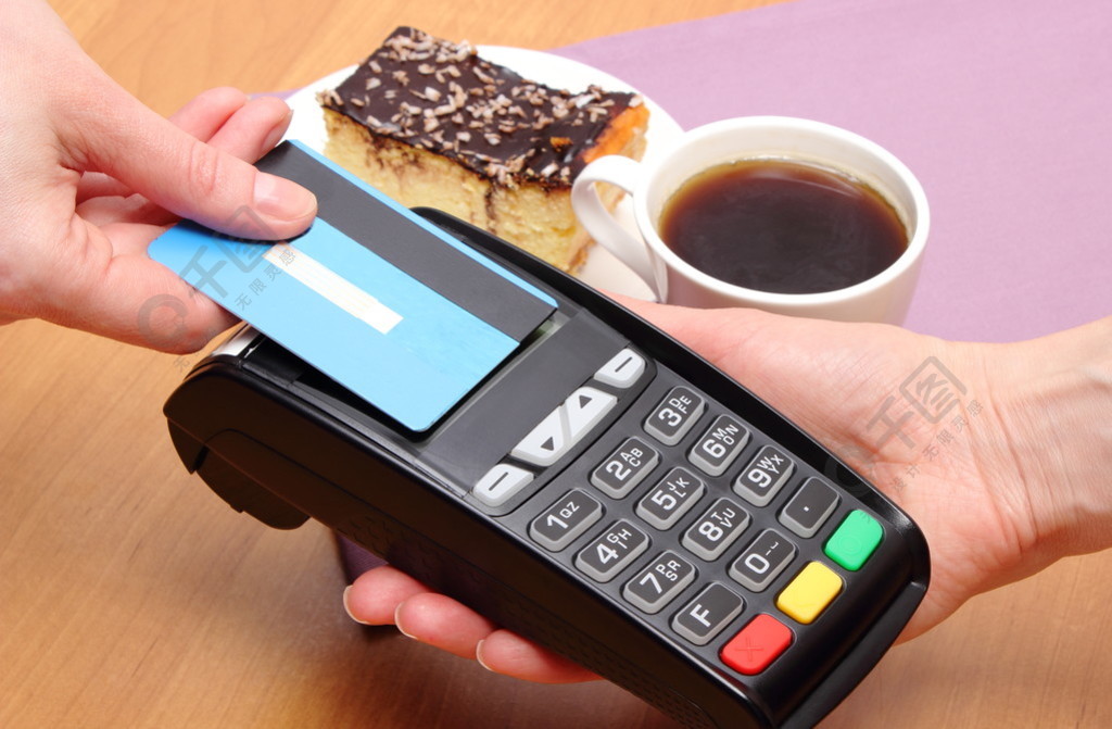 用非接触式信用卡付费芝士蛋糕和咖啡在咖啡厅，融资概念