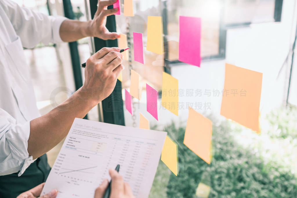 Business people meeting at office and use sticky notes on glass