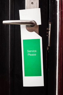 请在酒店门上贴上有书写服务的标签