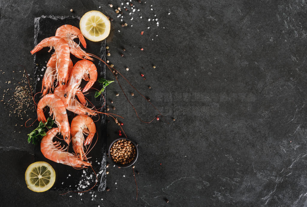 Fresh raw prawns or boiled red shrimps with spices and lemon on